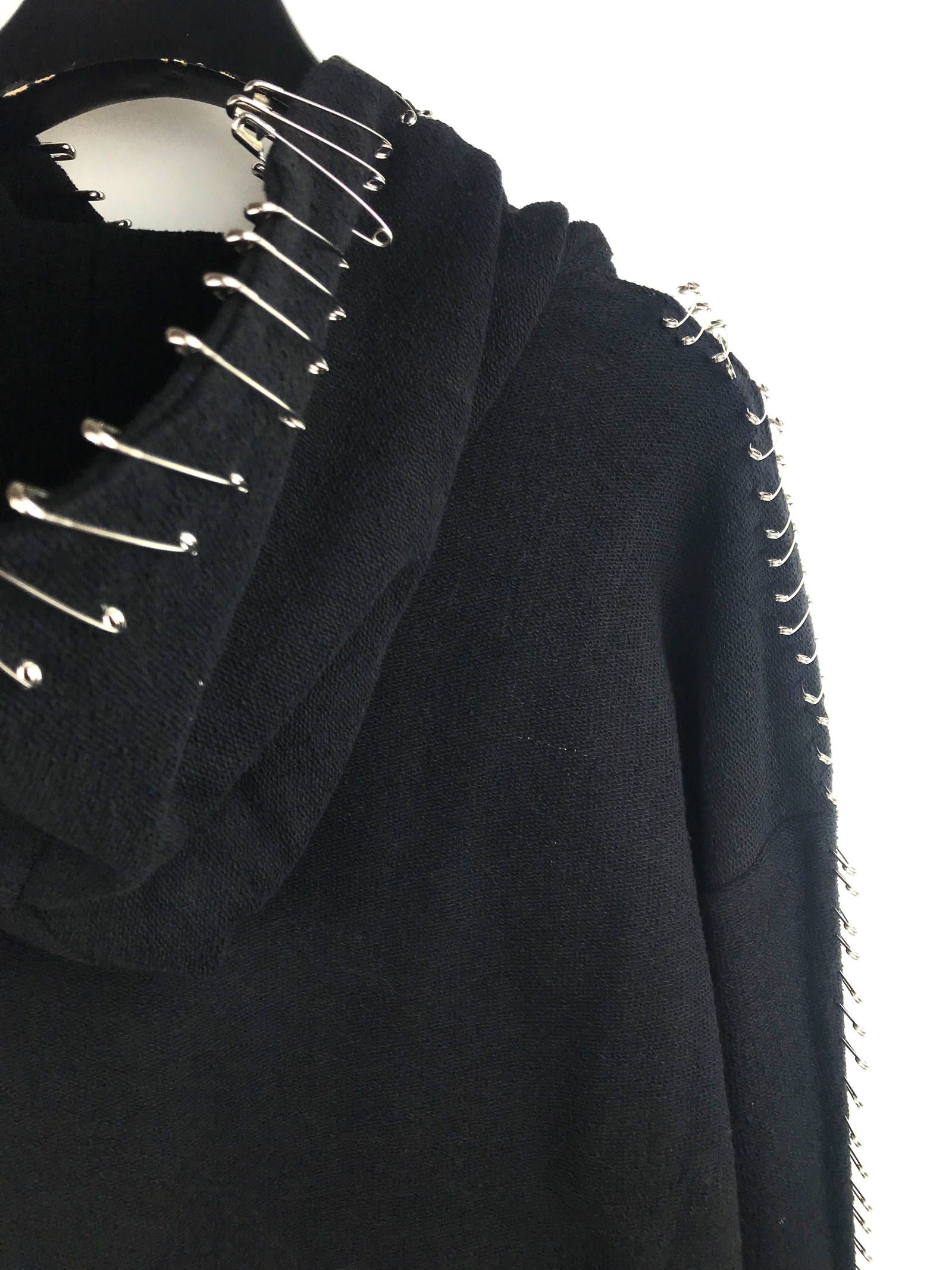 《残り一点》 安全ピンデザイン スプレープリント パーカー Safety Pin Hoodie - BLACK
