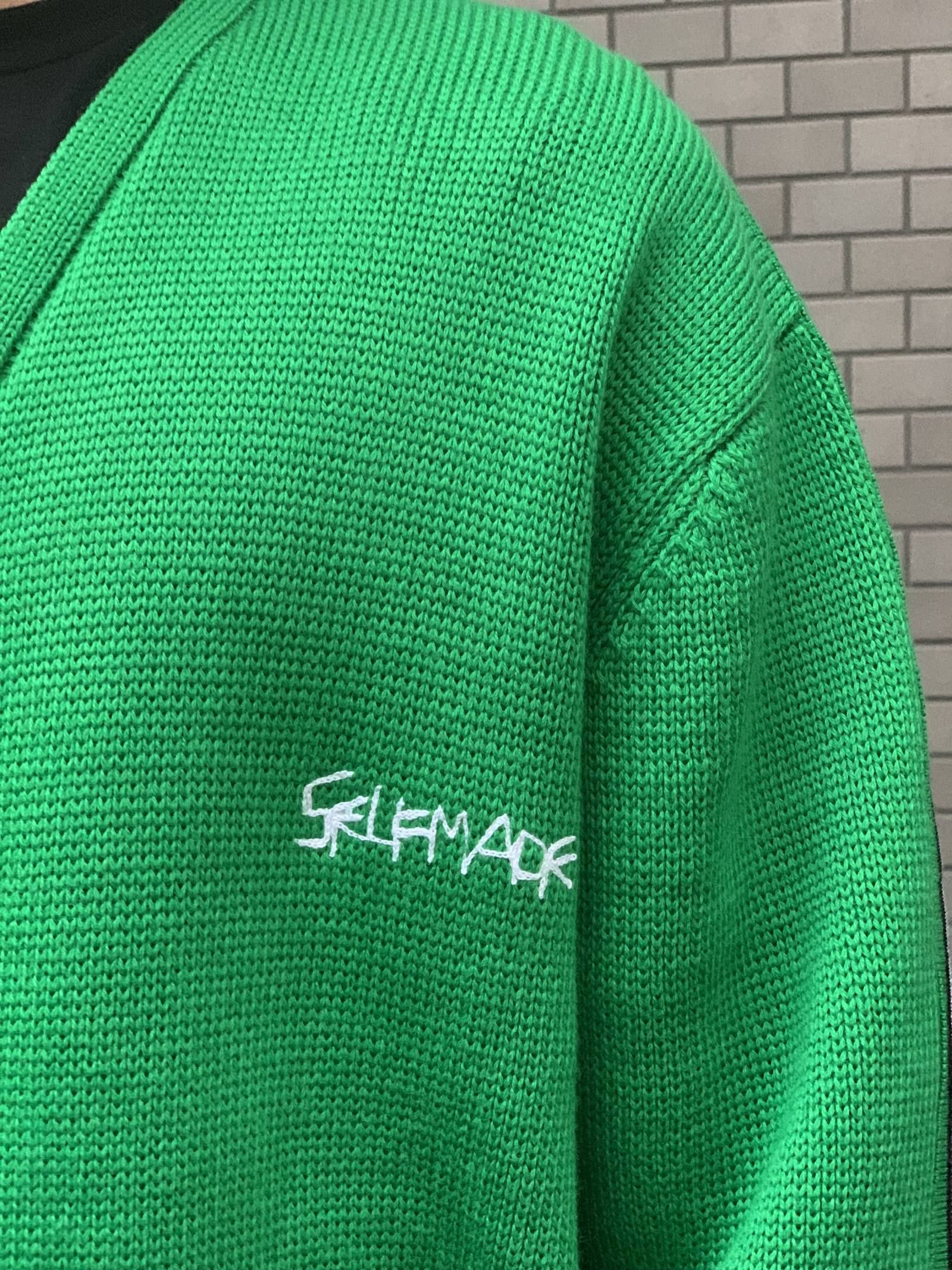 ロゴ刺繍 ラインニットカーディガン / KNITTED CARDIGAN  “SELF MADE” LOGO HAND EMBROIDERED ON THE FRONT / グリーン