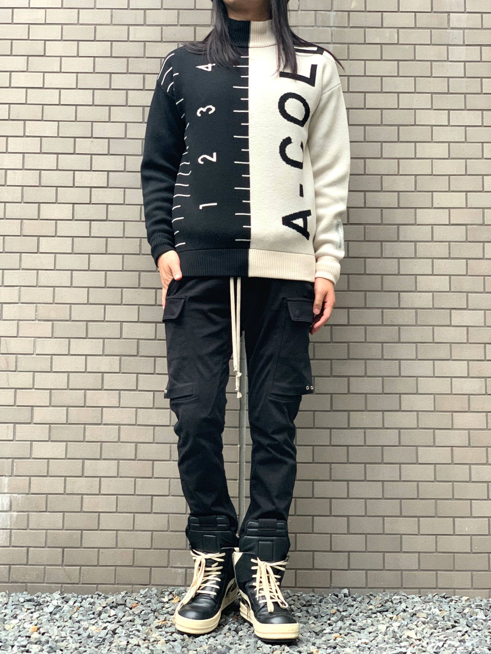 バイカラーハイネック ロゴニット JACQUARD COLOUR SPLIT GARMENT - BLACK × WHITE