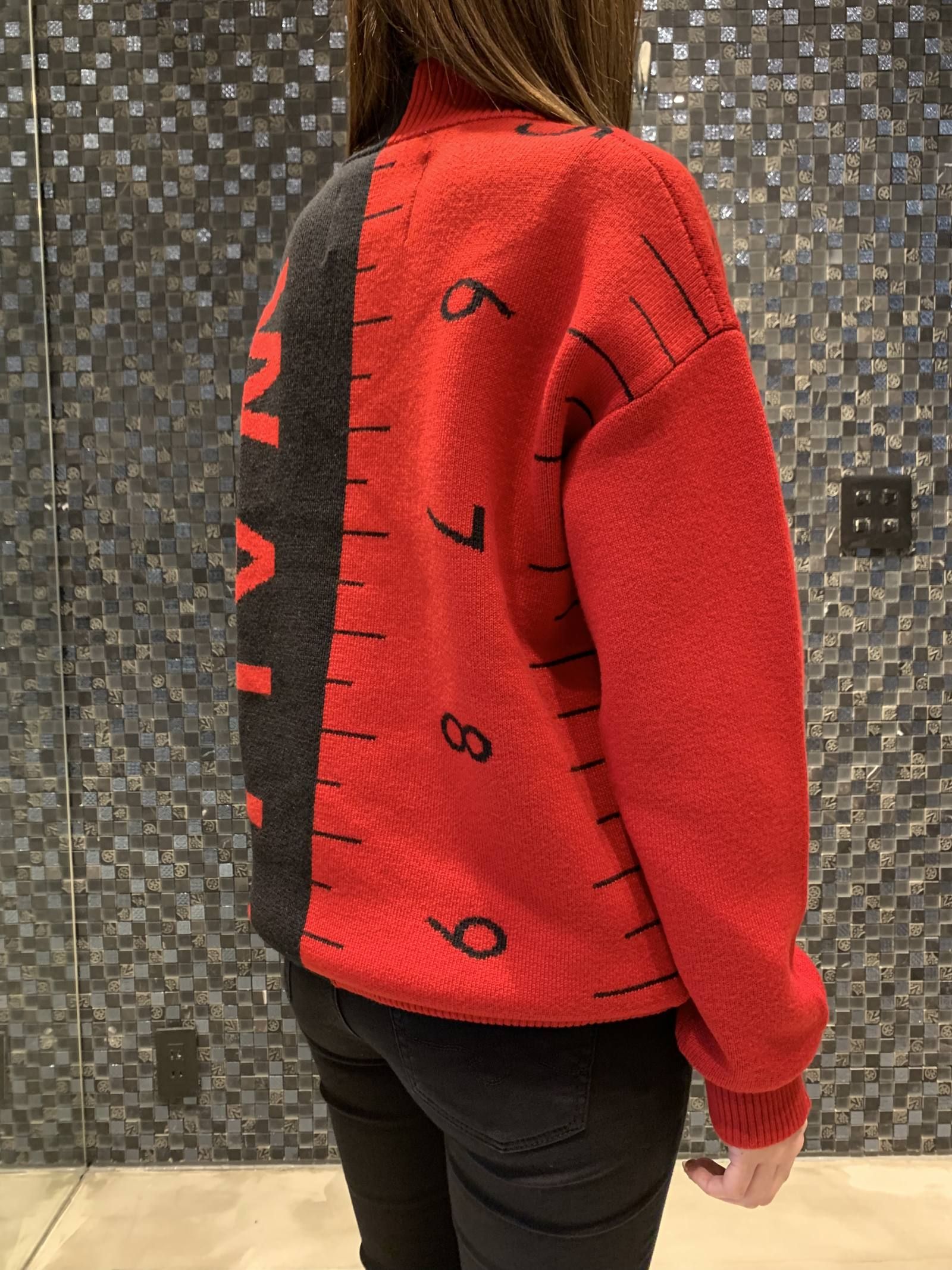 バイカラーハイネック ジャガードロゴニット - RED × BLACK