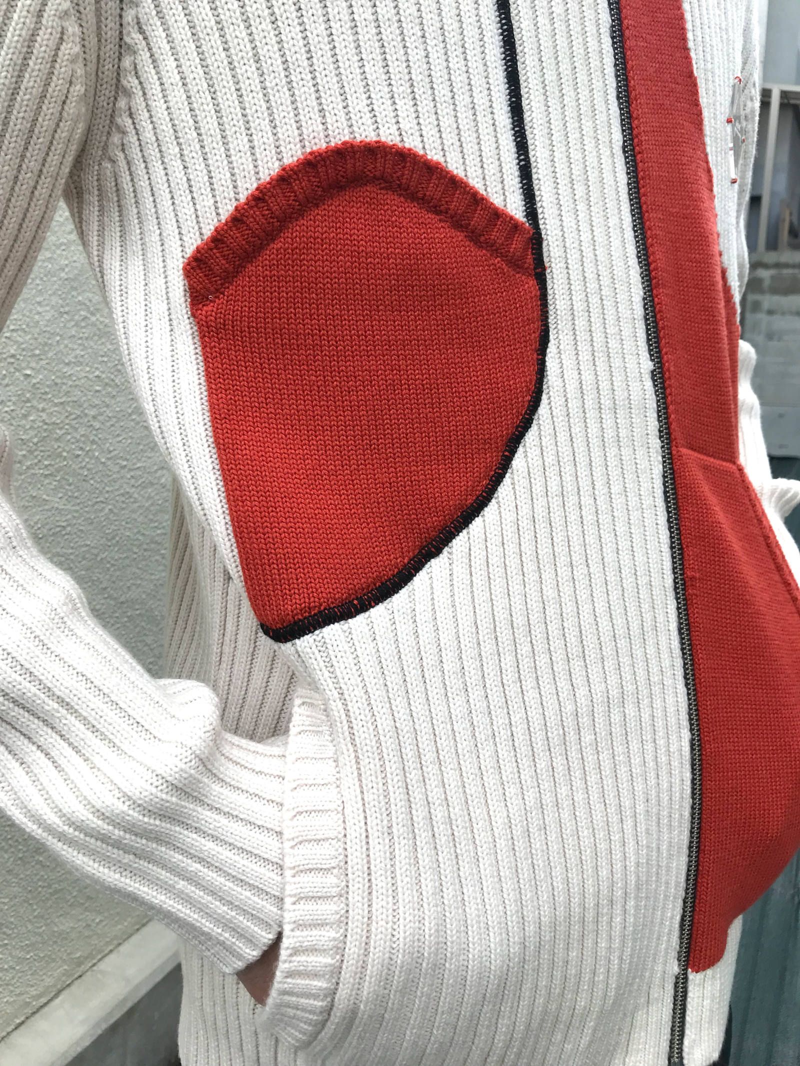 《残り一点》 カラー切替 アシンメトリーハイネックジップアップニット ZIPPED CASHWOOL JUMPER - CREAM CREA