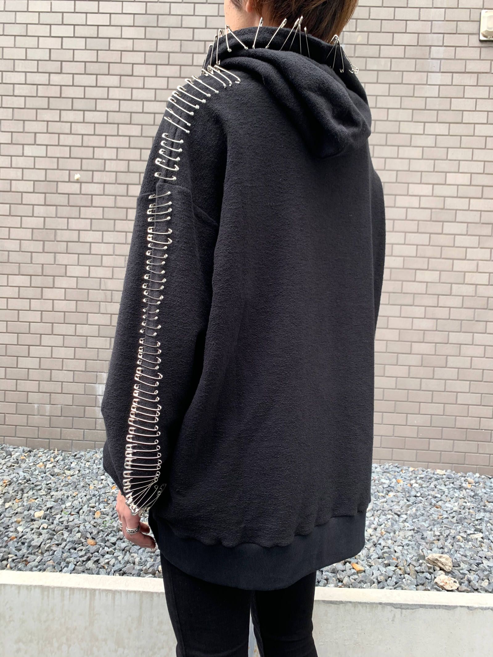 《残り一点》 安全ピンデザイン スプレープリント パーカー Safety Pin Hoodie - BLACK