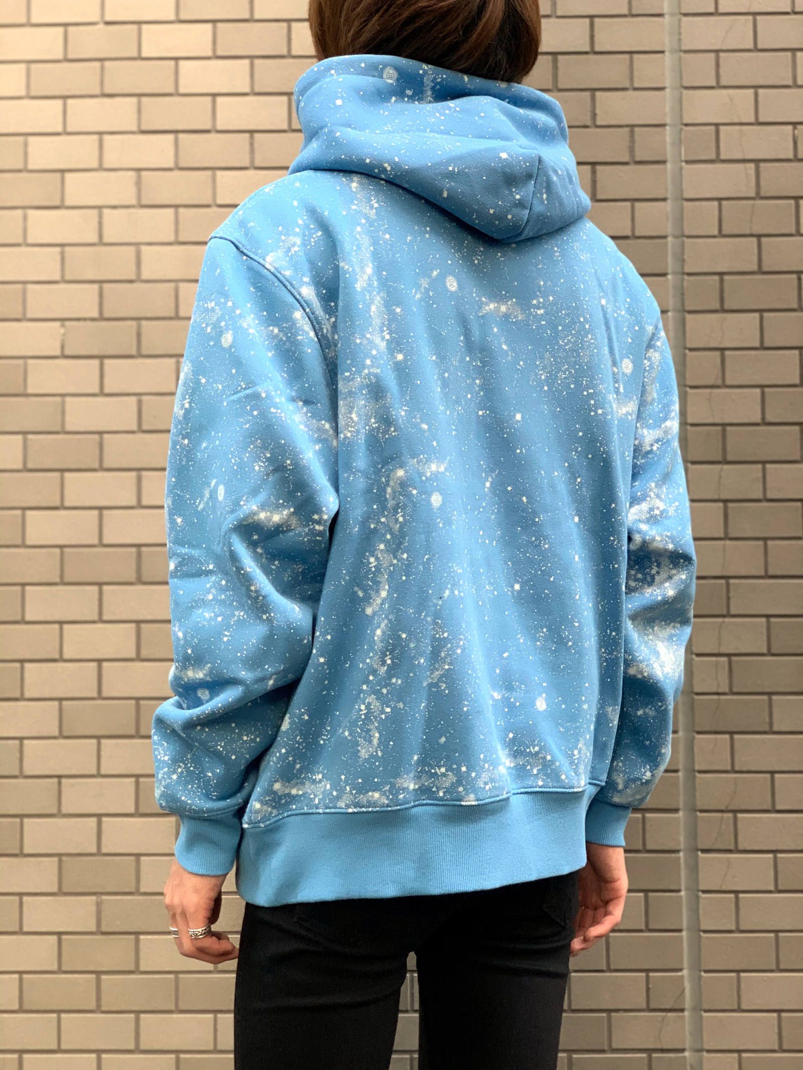 《残り一点》 スター スプレープリント プルオーバーパーカー STARS ALL OVER HOODIE - BLUE