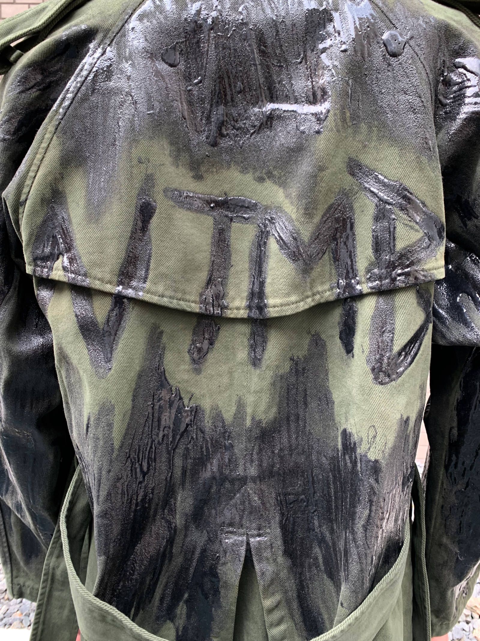 《残り一点》 バックロゴ シリコンペイント デニムトレンチコート TRENCH SILICON DENIM JACKET - Khaki