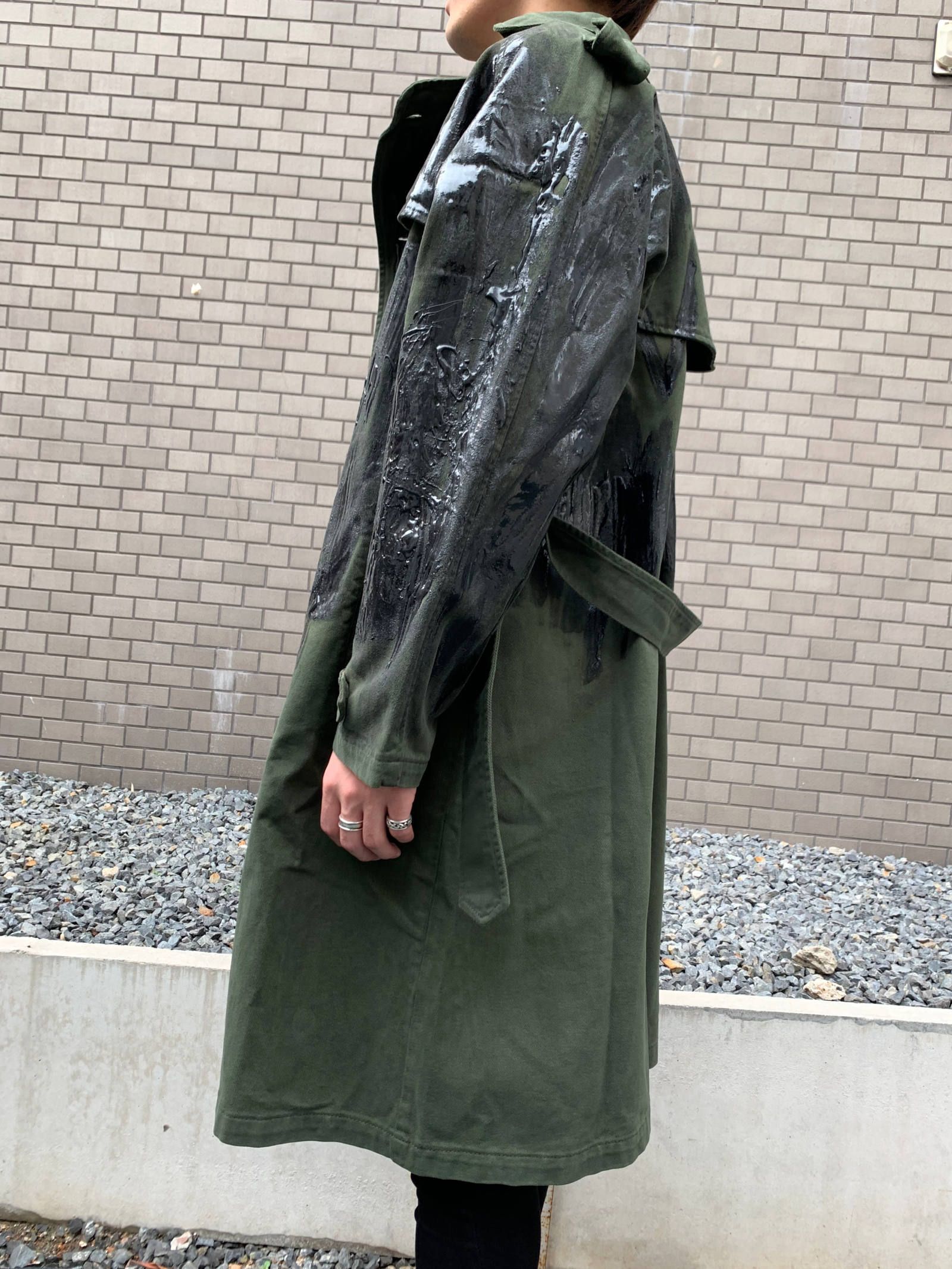 《残り一点》 バックロゴ シリコンペイント デニムトレンチコート TRENCH SILICON DENIM JACKET - Khaki
