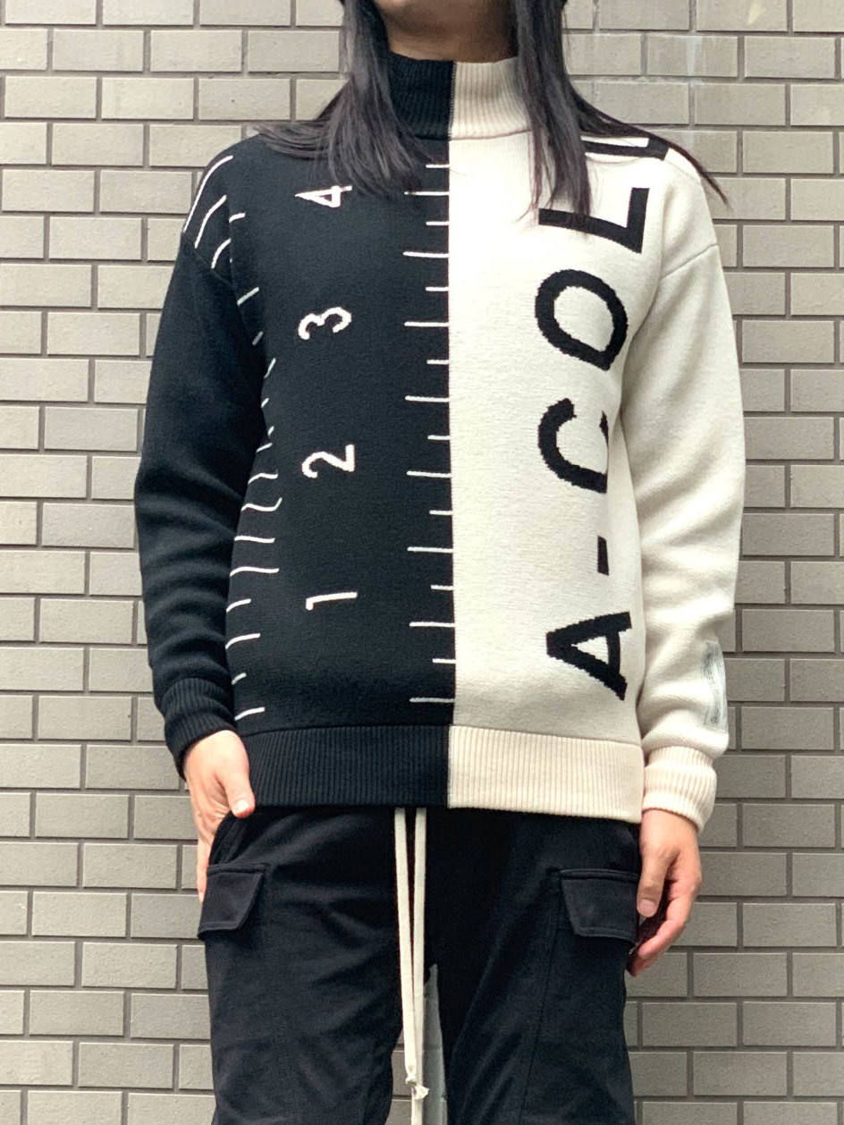 バイカラーハイネック ロゴニット JACQUARD COLOUR SPLIT GARMENT - BLACK × WHITE