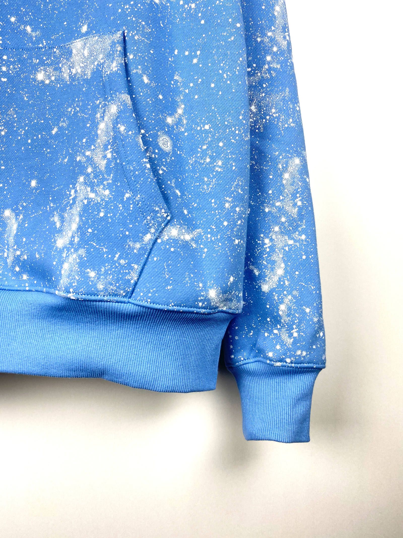 《残り一点》 スター スプレープリント プルオーバーパーカー STARS ALL OVER HOODIE - BLUE