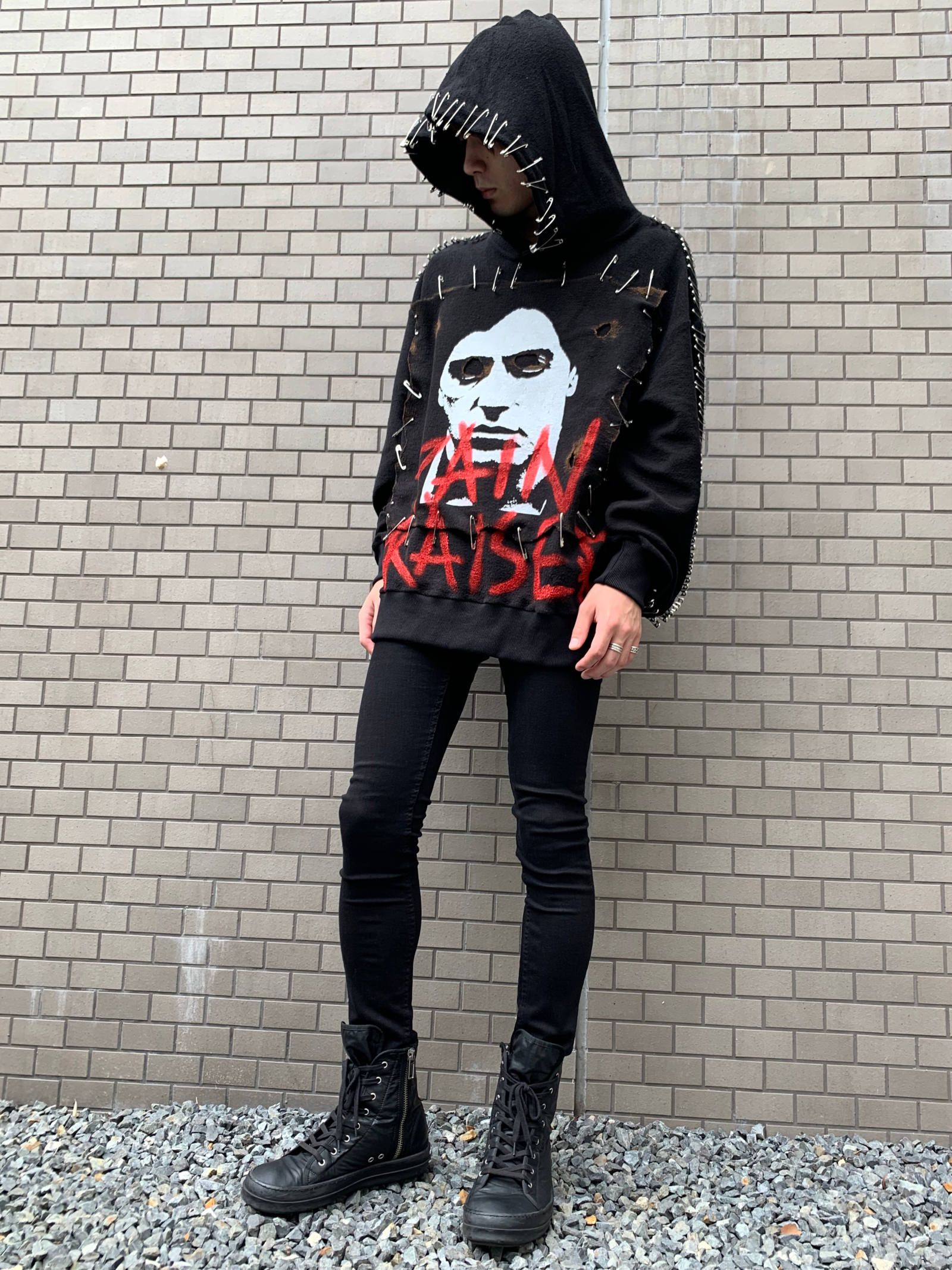 《残り一点》 安全ピンデザイン スプレープリント パーカー Safety Pin Hoodie - BLACK