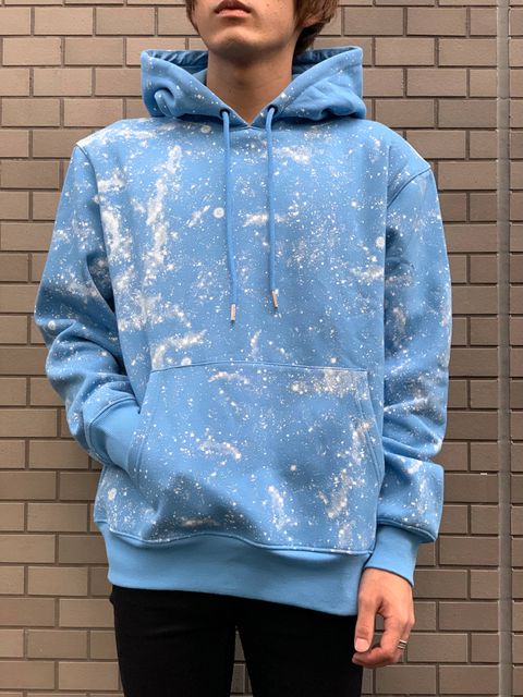 《残り一点》 スター スプレープリント プルオーバーパーカー STARS ALL OVER HOODIE - BLUE