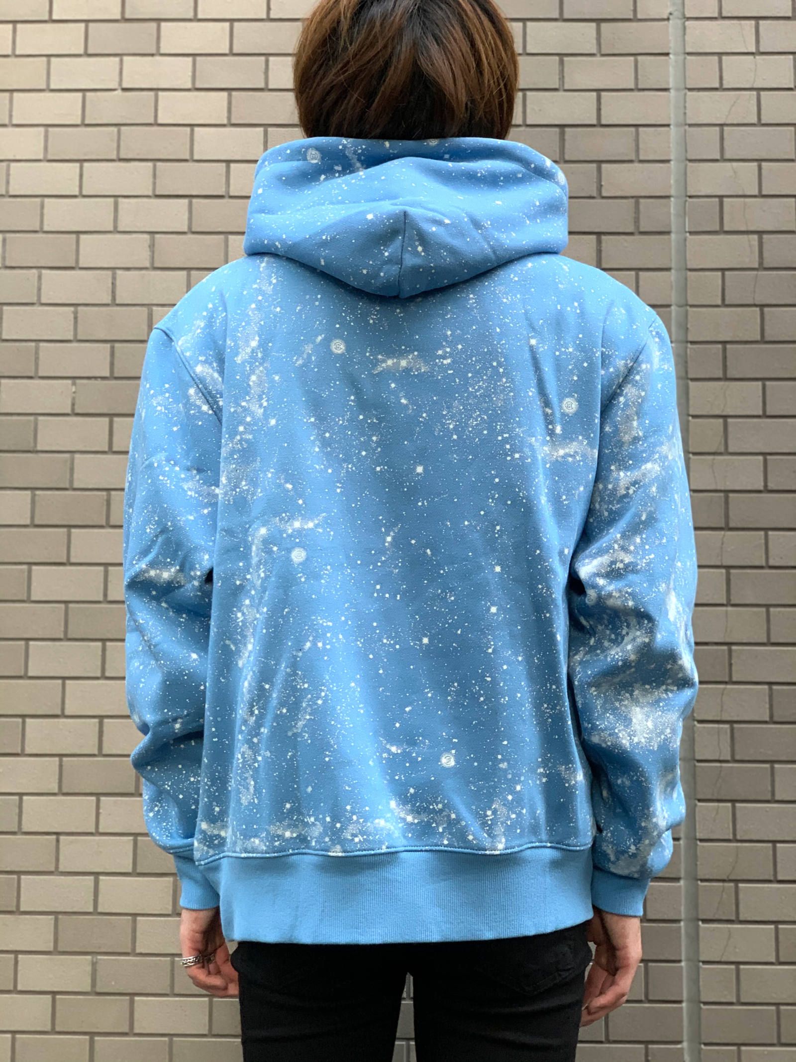 《残り一点》 スター スプレープリント プルオーバーパーカー STARS ALL OVER HOODIE - BLUE