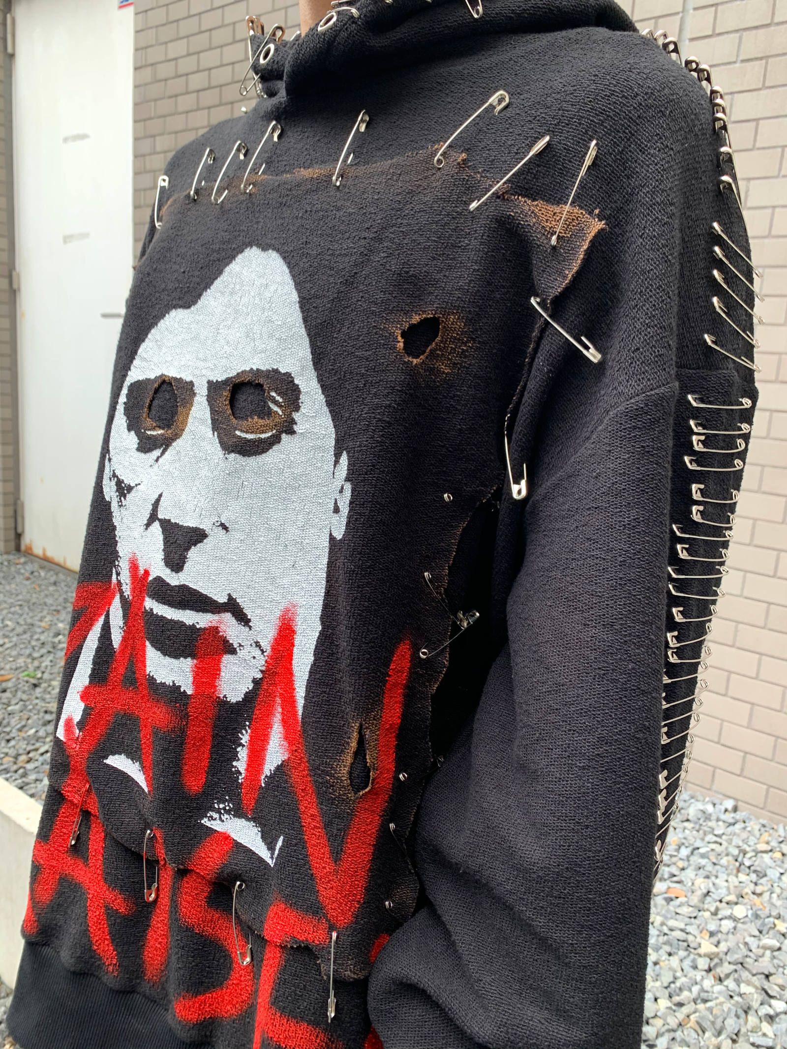 《残り一点》 安全ピンデザイン スプレープリント パーカー Safety Pin Hoodie - BLACK