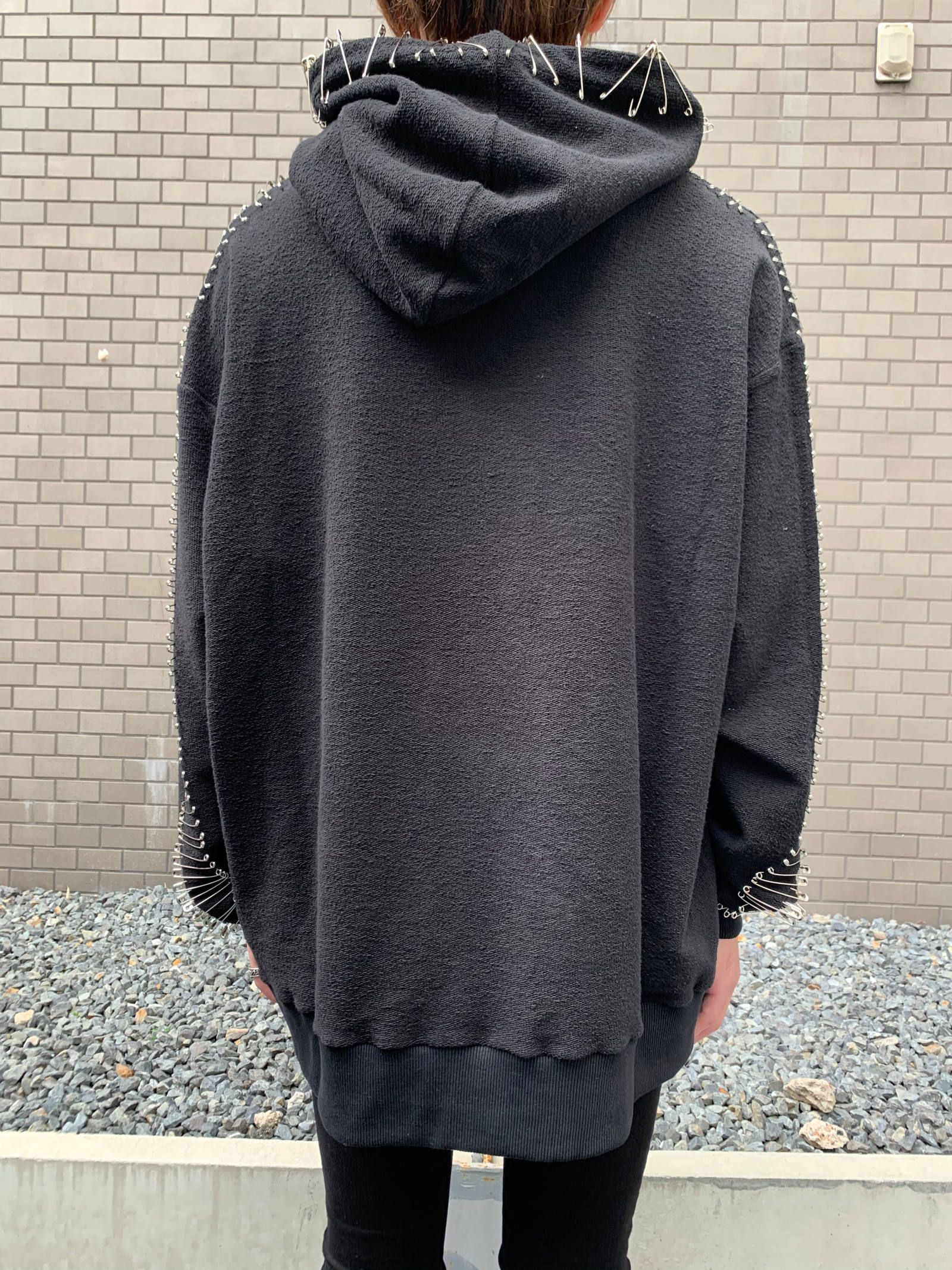《残り一点》 安全ピンデザイン スプレープリント パーカー Safety Pin Hoodie - BLACK
