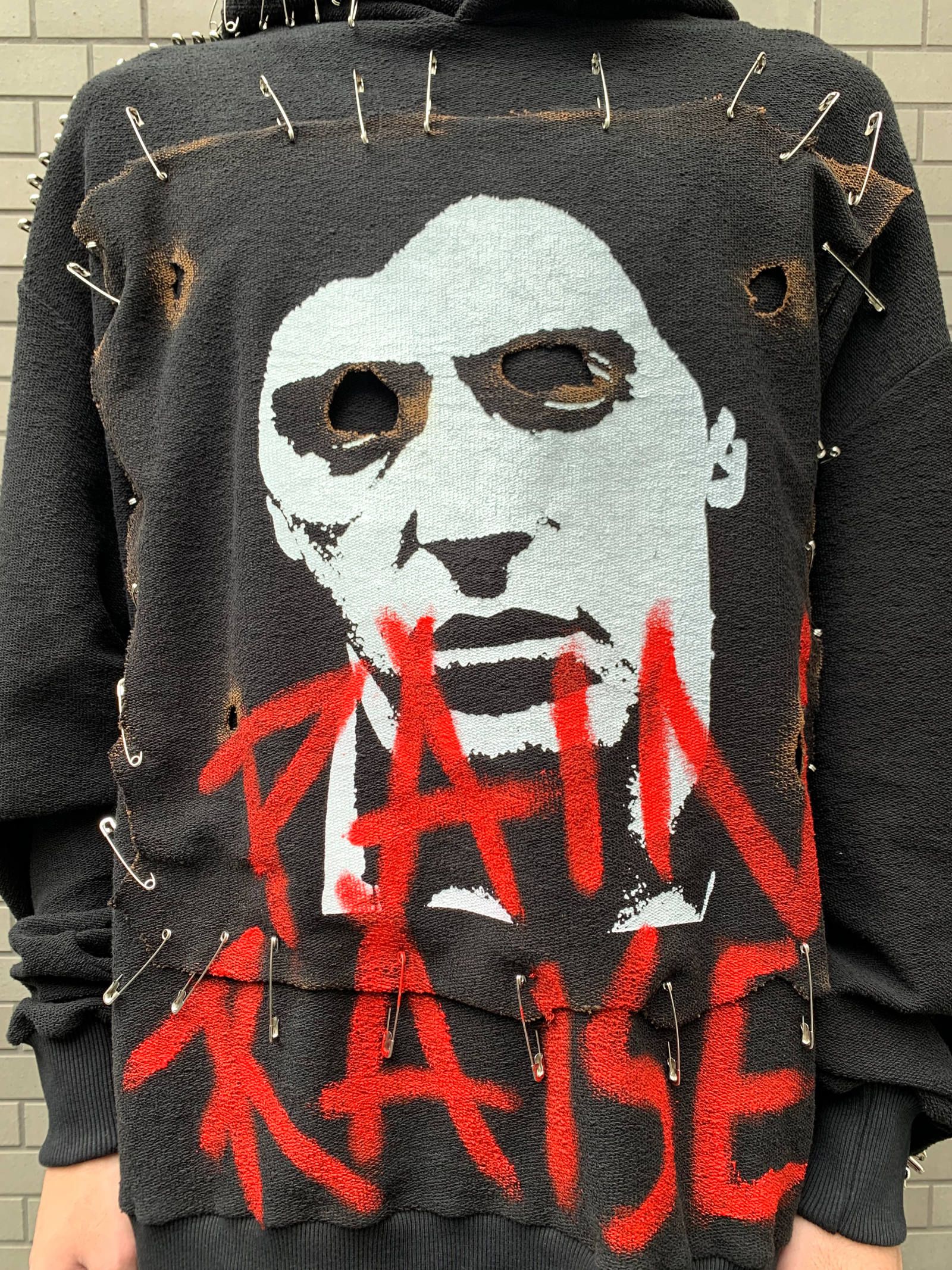 《残り一点》 安全ピンデザイン スプレープリント パーカー Safety Pin Hoodie - BLACK
