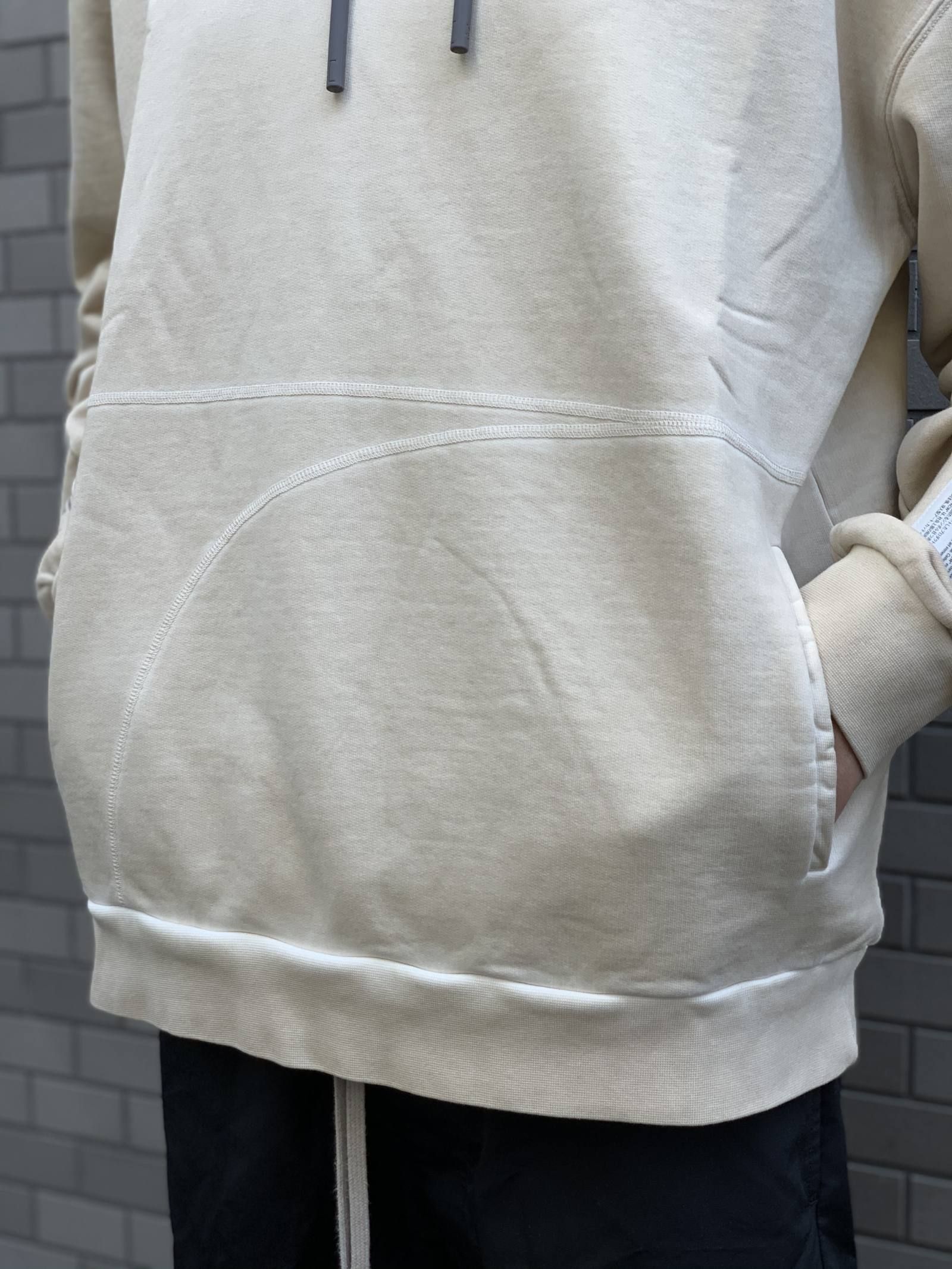 【残り一点】 染め加工 バックロゴ プルオーバーパーカー CLASSIC FLAT OVERLOCK HOODIE - DRRU(ベージュ)