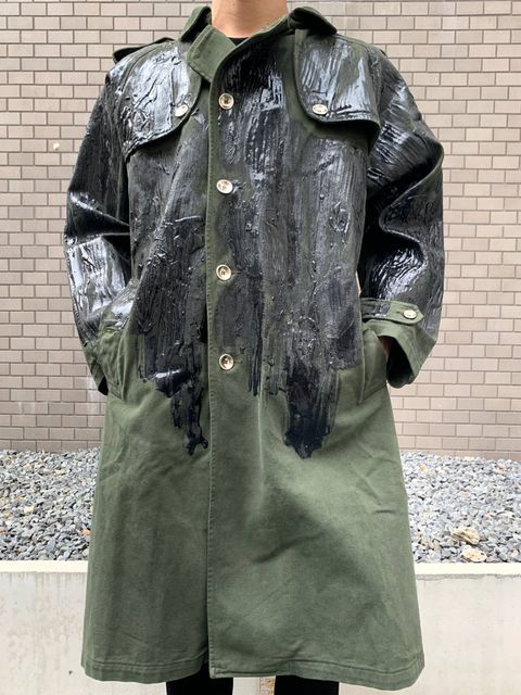 《残り一点》 バックロゴ シリコンペイント デニムトレンチコート TRENCH SILICON DENIM JACKET - Khaki