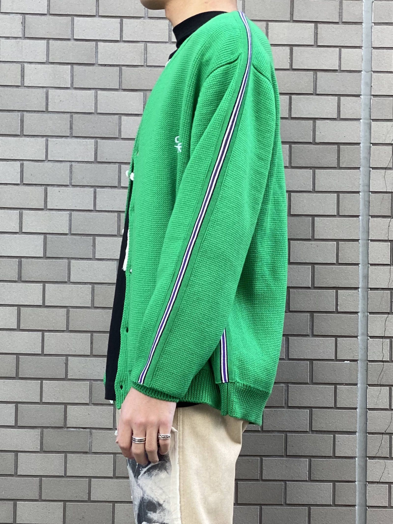 ロゴ刺繍 ラインニットカーディガン / KNITTED CARDIGAN  “SELF MADE” LOGO HAND EMBROIDERED ON THE FRONT / グリーン