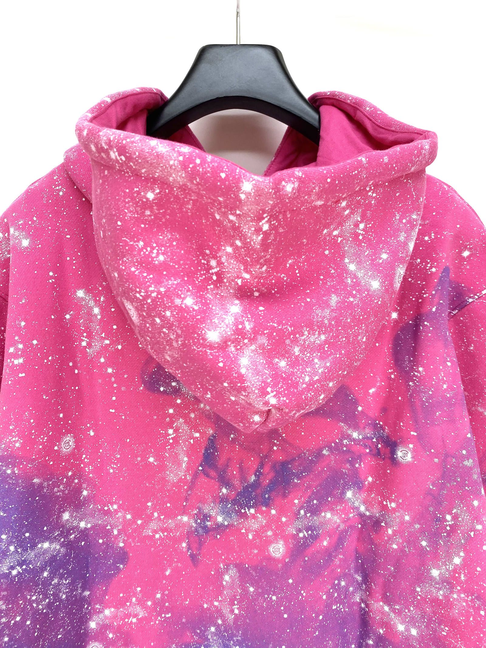 スター スプレープリント プルオーバーパーカー STARS ALL OVER HOODIE - PINK