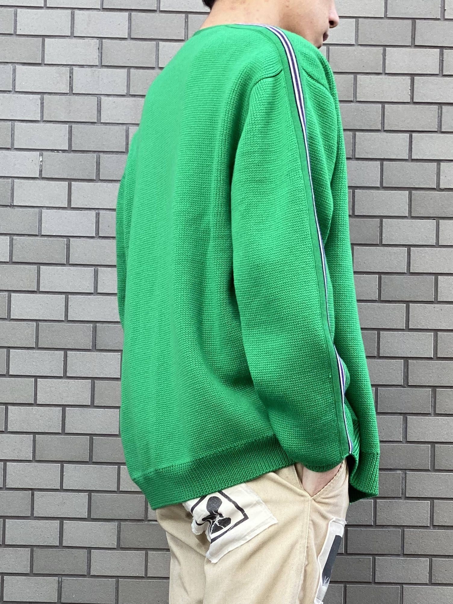 ロゴ刺繍 ラインニットカーディガン / KNITTED CARDIGAN  “SELF MADE” LOGO HAND EMBROIDERED ON THE FRONT / グリーン