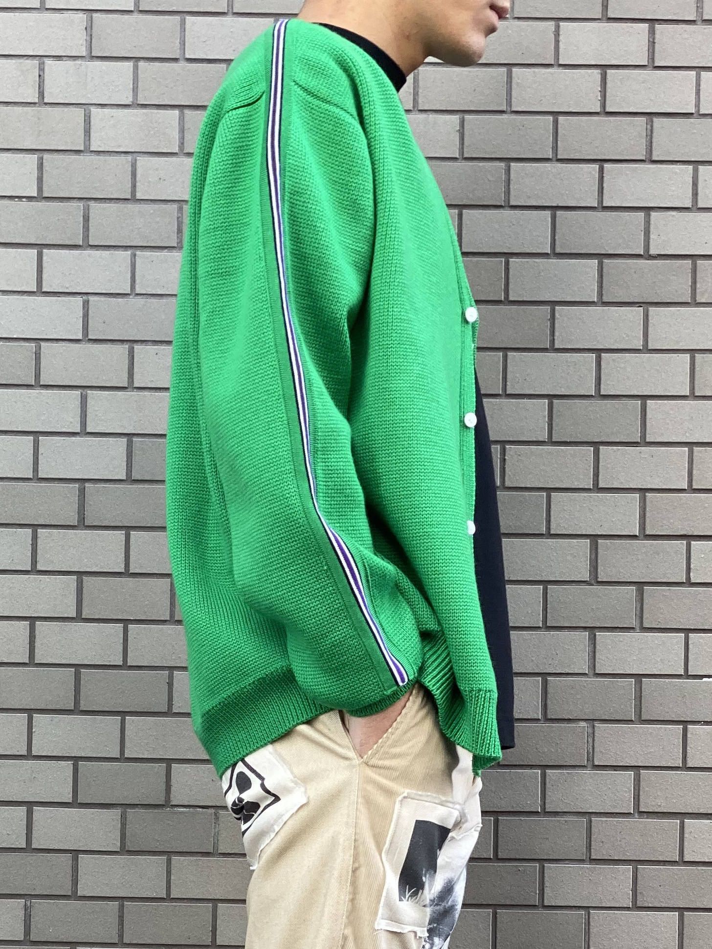 ロゴ刺繍 ラインニットカーディガン / KNITTED CARDIGAN  “SELF MADE” LOGO HAND EMBROIDERED ON THE FRONT / グリーン