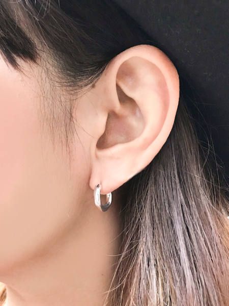 ガルニを代表するクロッケリーシリーズのフープピアス