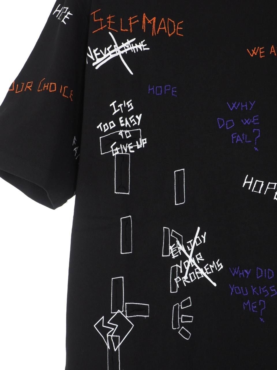 総柄 刺繍プリント Tシャツ WRITTINGS T-SHIRT BLACK