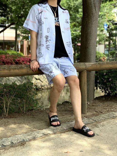休日の街着やリゾートシーンにもマッチする爽やかスタイル。