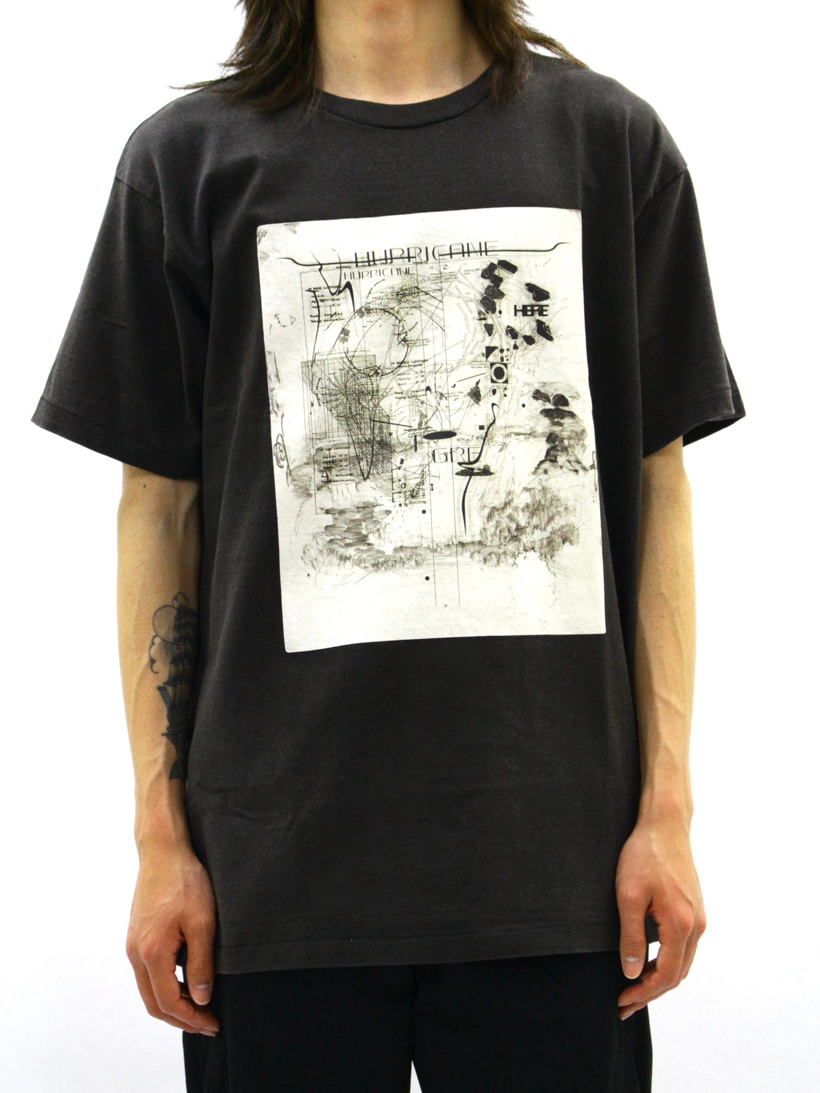 【26SS】ハリケーン グラフィック Tシャツ / HURRICANE GRAPHIC TEE / ブラック