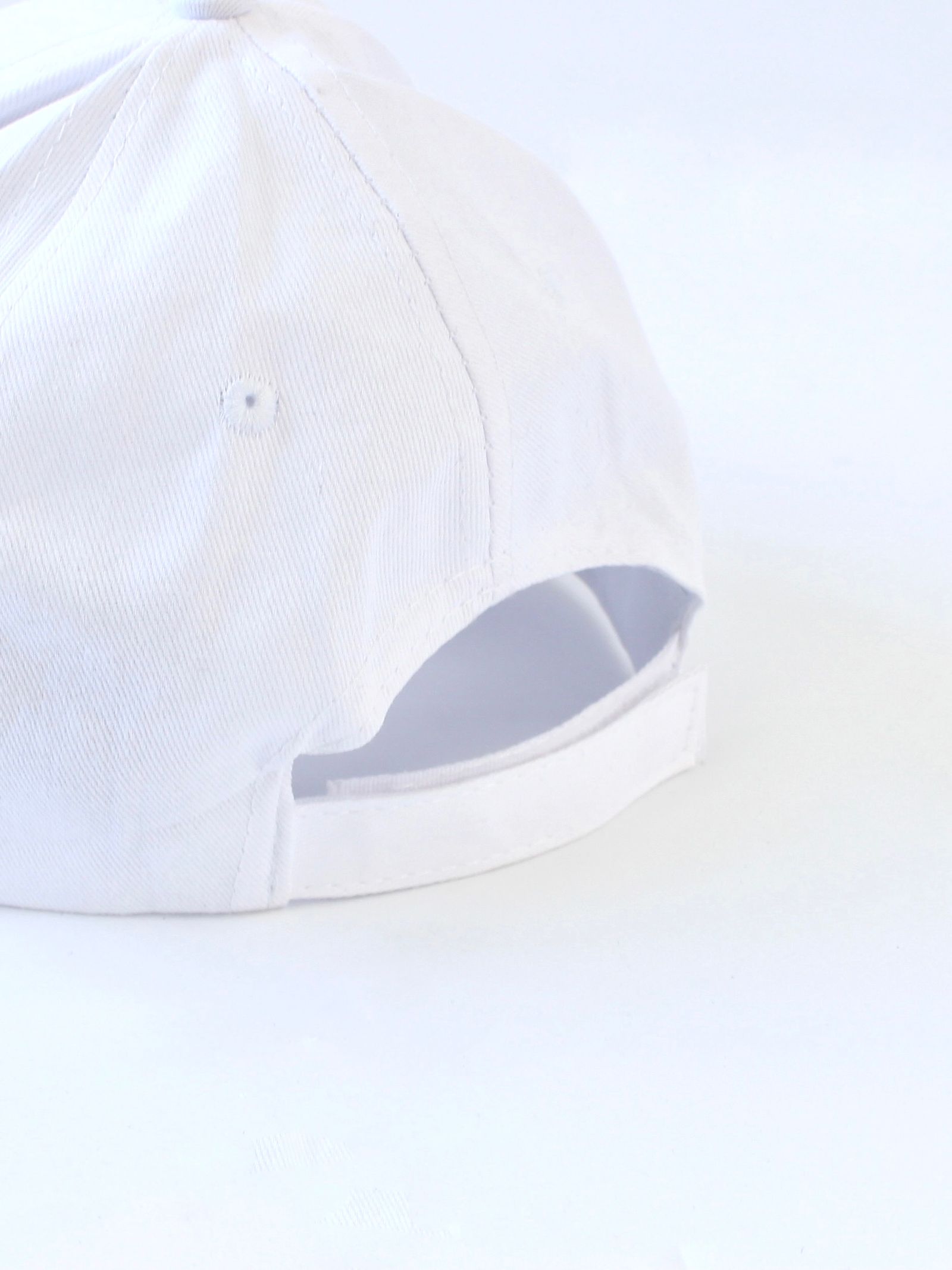 刺繍ロゴ ベースボールキャップ / BASEBALL HAT WITH LOGO EMBROIDERY / ホワイト