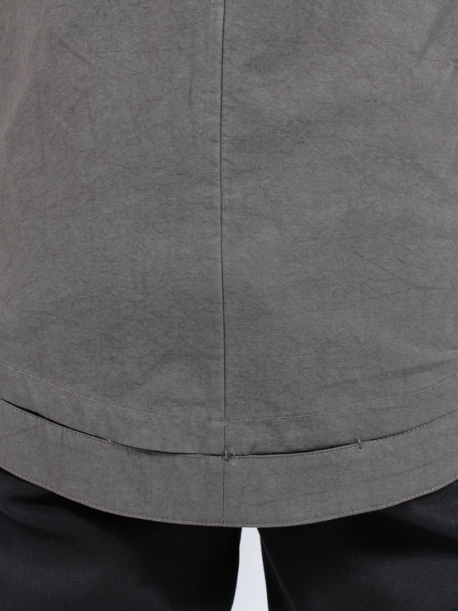 【24AW】ハンドステッチ ヘム ボーダー リラックスフィット シャツ / HAND-STITCHED HEM BORDER RELAXED FIT SHIRT / ダークグレー