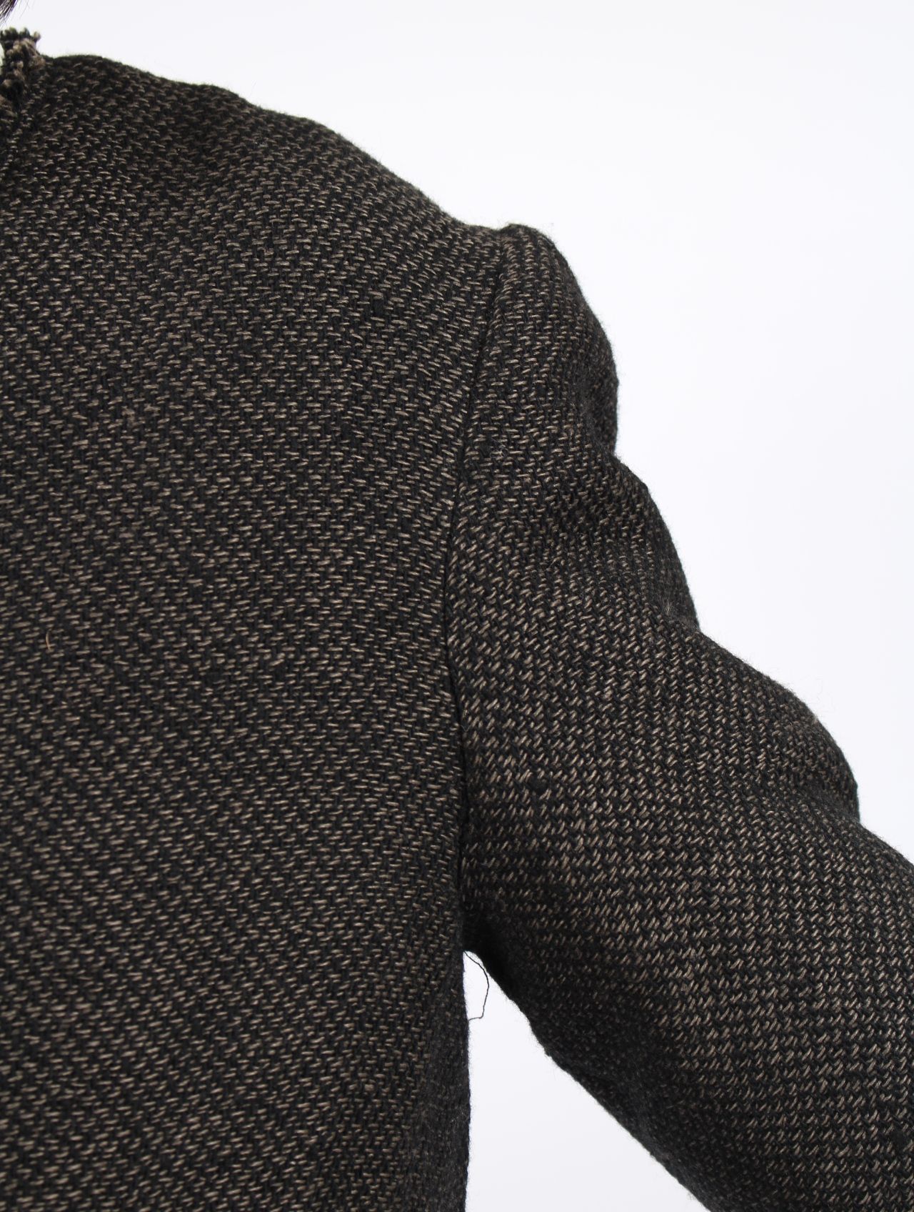 【25AW】ユニセックス フィット ラウンド ネック ショート ジャケット ウィズ 925 シルバー フック クローザー / UNISEX FITTED ROUND NECK SHORT JACKET WITH 925 SILVER HOOK CLOSER / オフブラック