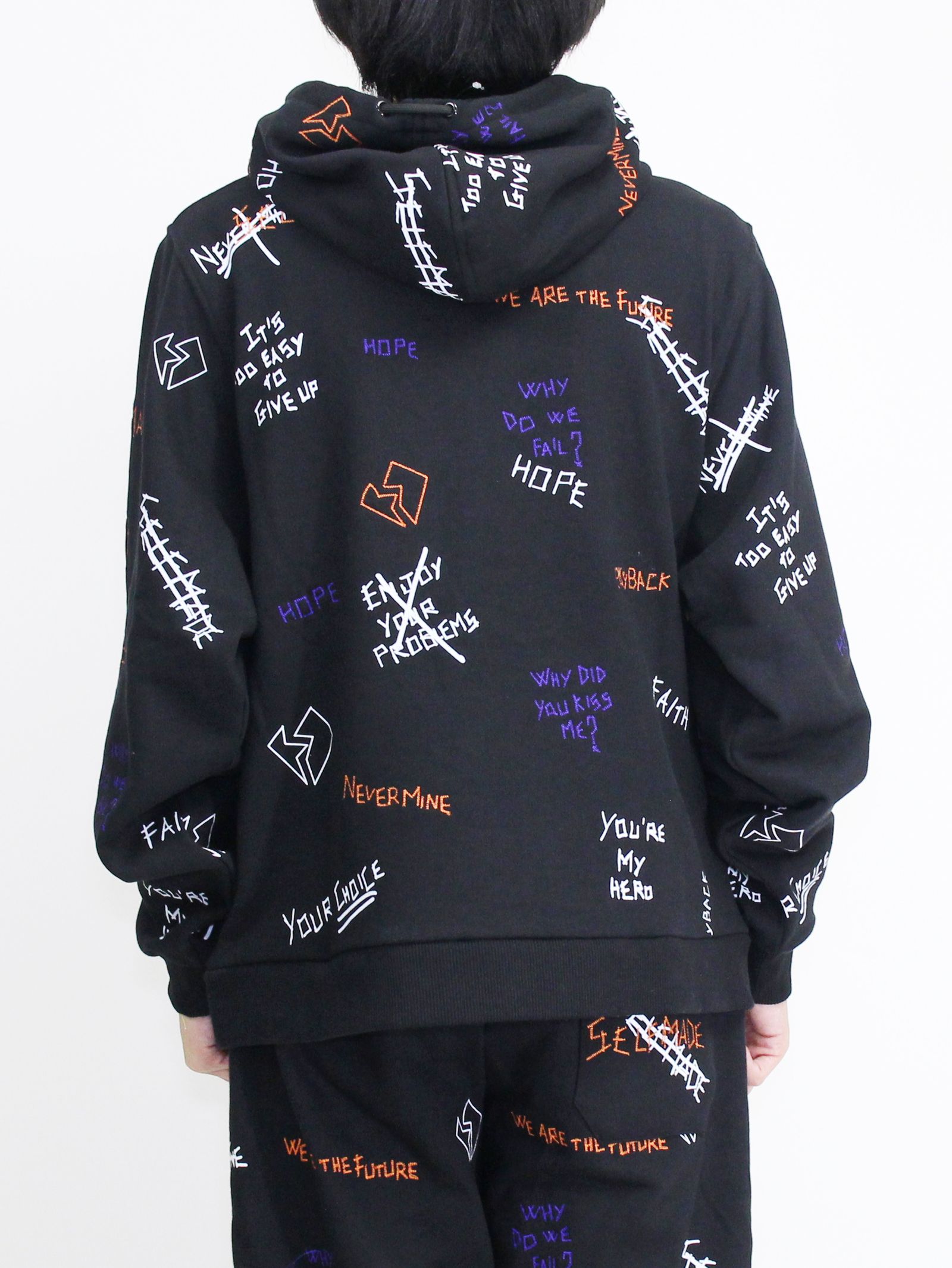 SELF MADE BY GIANFRANCO VILLEGAS - 【20AW】総柄 刺繍プリント パーカー / WRITTINGS HOODIE  / ブラック | STORY