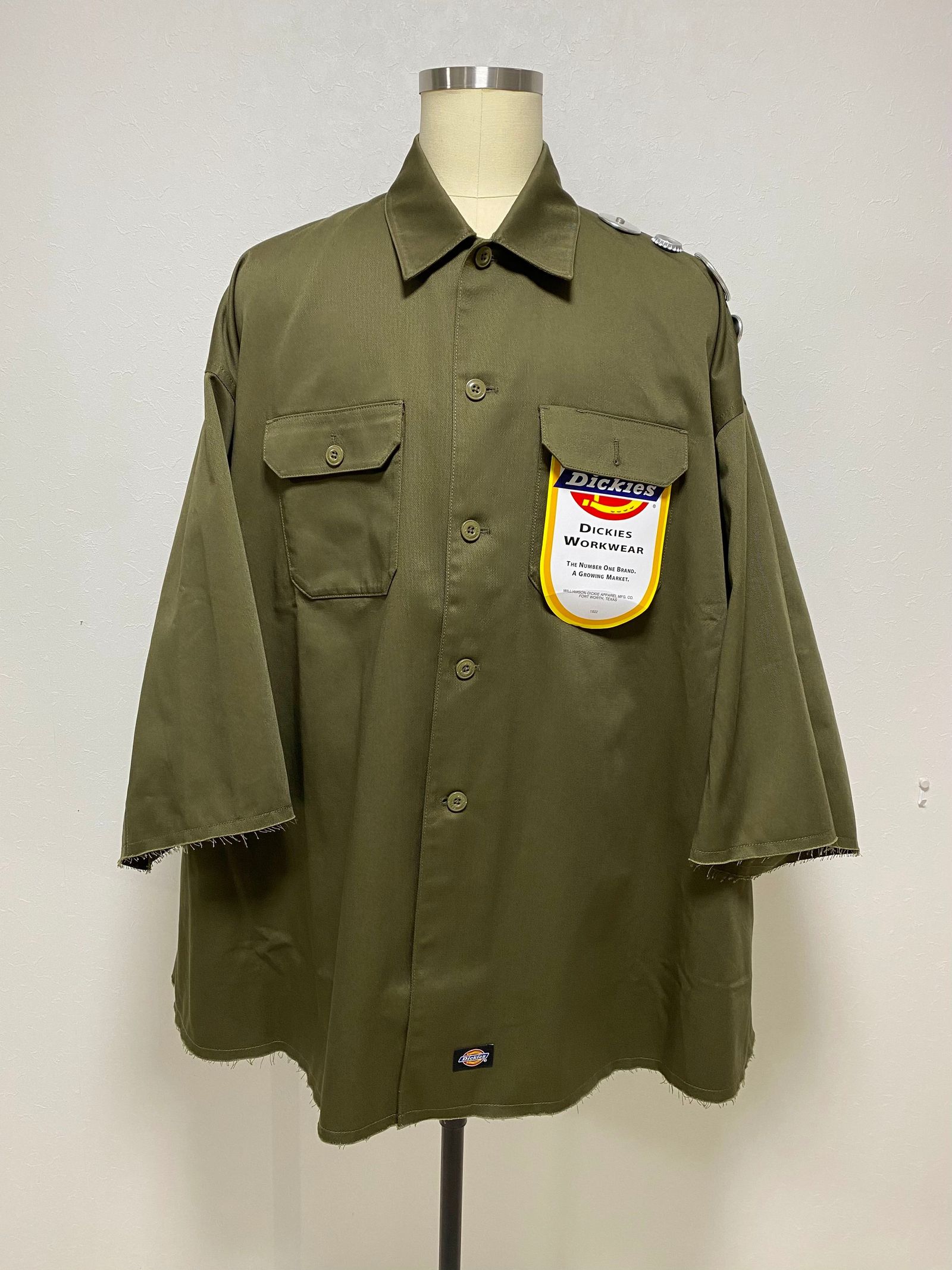 【22AW】DICKIESコラボレーション バックスマイルデザイン ミリタリーシャツ / Military Shirt / モスグリーン - FREE  - モス