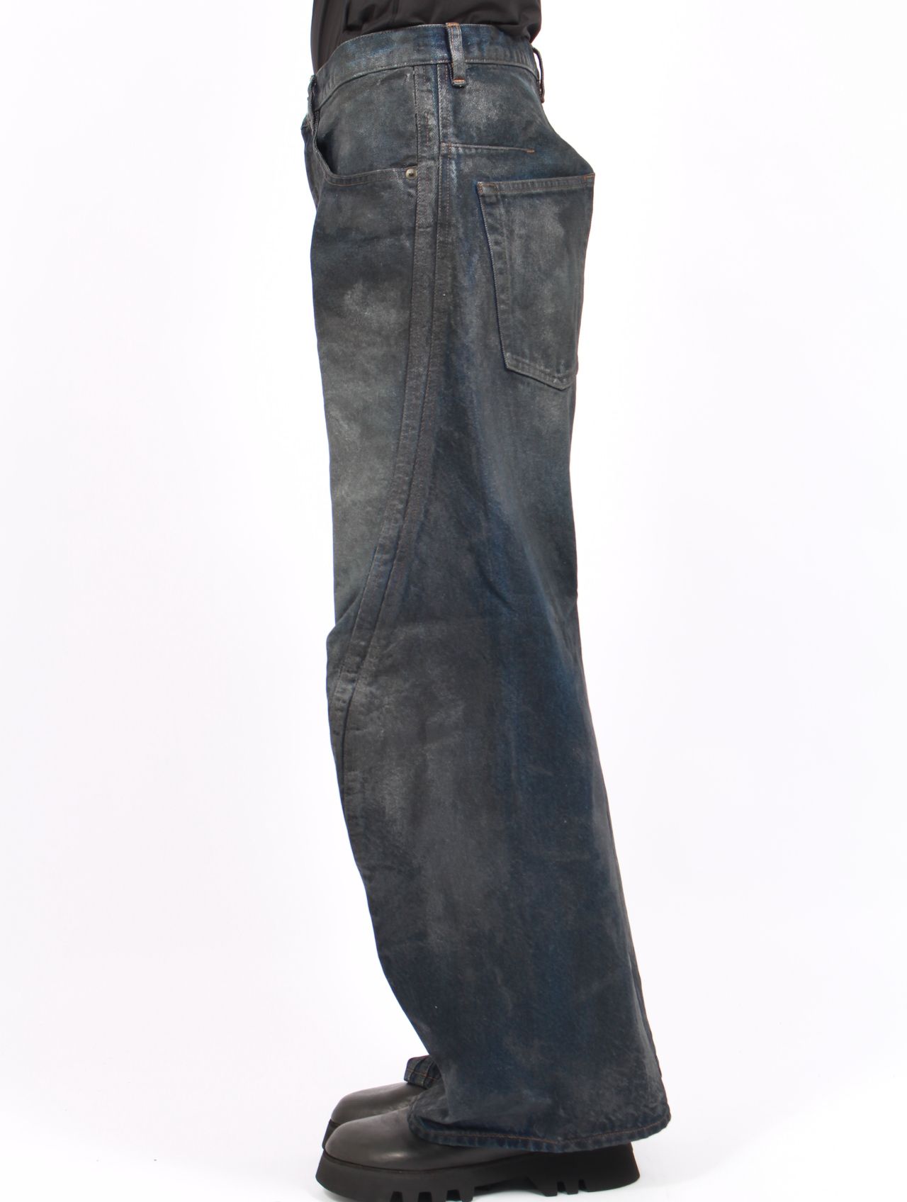 【25AW】 3D ツイステッド ワイド レッグ ジーンズ / 3D TWISTED WIDE LEG JEANS / LUSTER COATED DARK INDIGO(ダーク インディゴ)