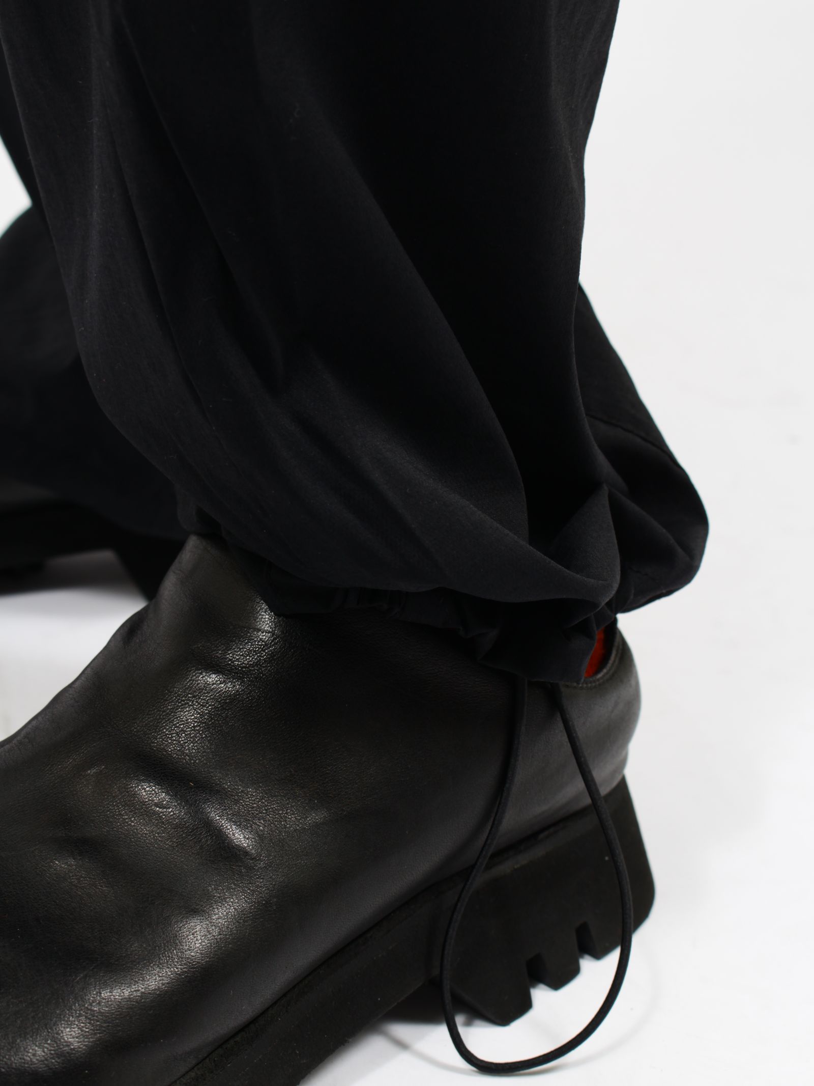 【26SS】ウェーブ テーパード パンツ / WEAVE TAPED PANTS / ブラック