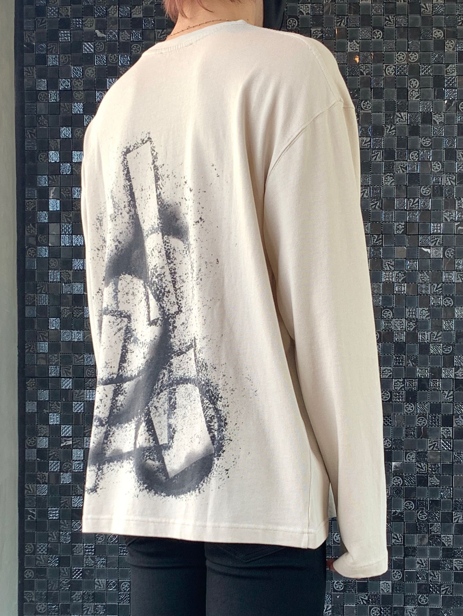 バックペイント ロングスリーブ ジャージTシャツ / COTTON SINGLE JERSEY STONE STENCIL LONG SLEEVE T-SHIRT / ベージュ × ブラック