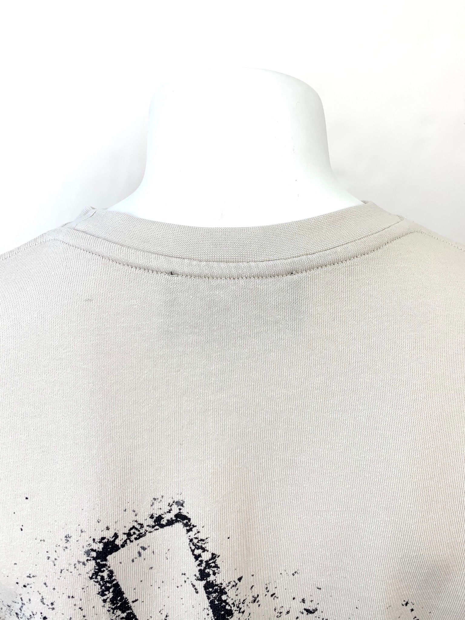 バックペイント ロングスリーブ ジャージTシャツ / COTTON SINGLE JERSEY STONE STENCIL LONG SLEEVE T-SHIRT / ベージュ × ブラック