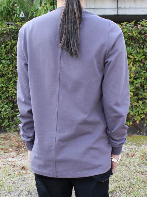 少しルーズなシルエットでリラックススタイル