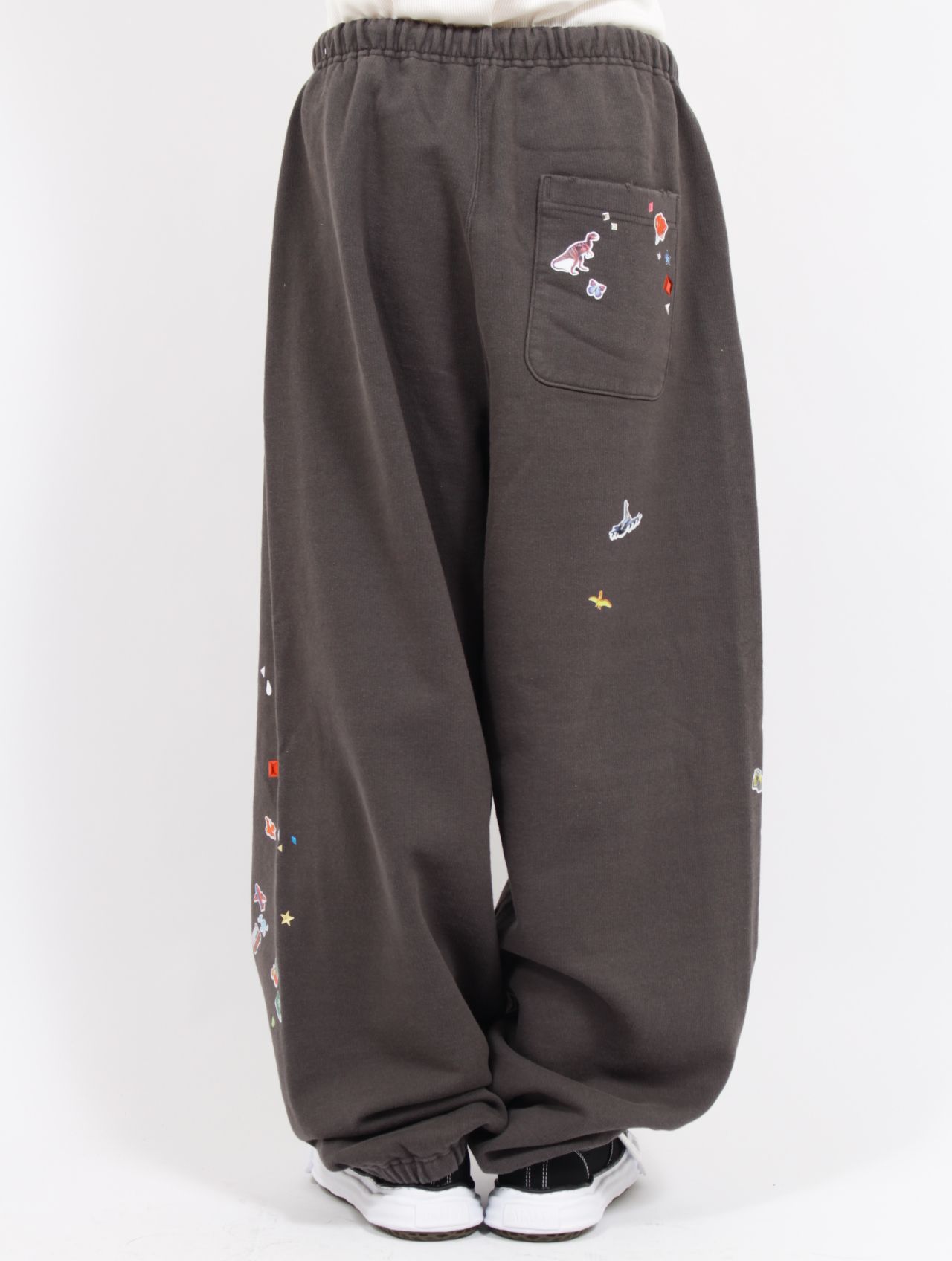 【26SS】ステッカーデザイン スウェット パンツ / KIDS STICKER PANTS / ブラック