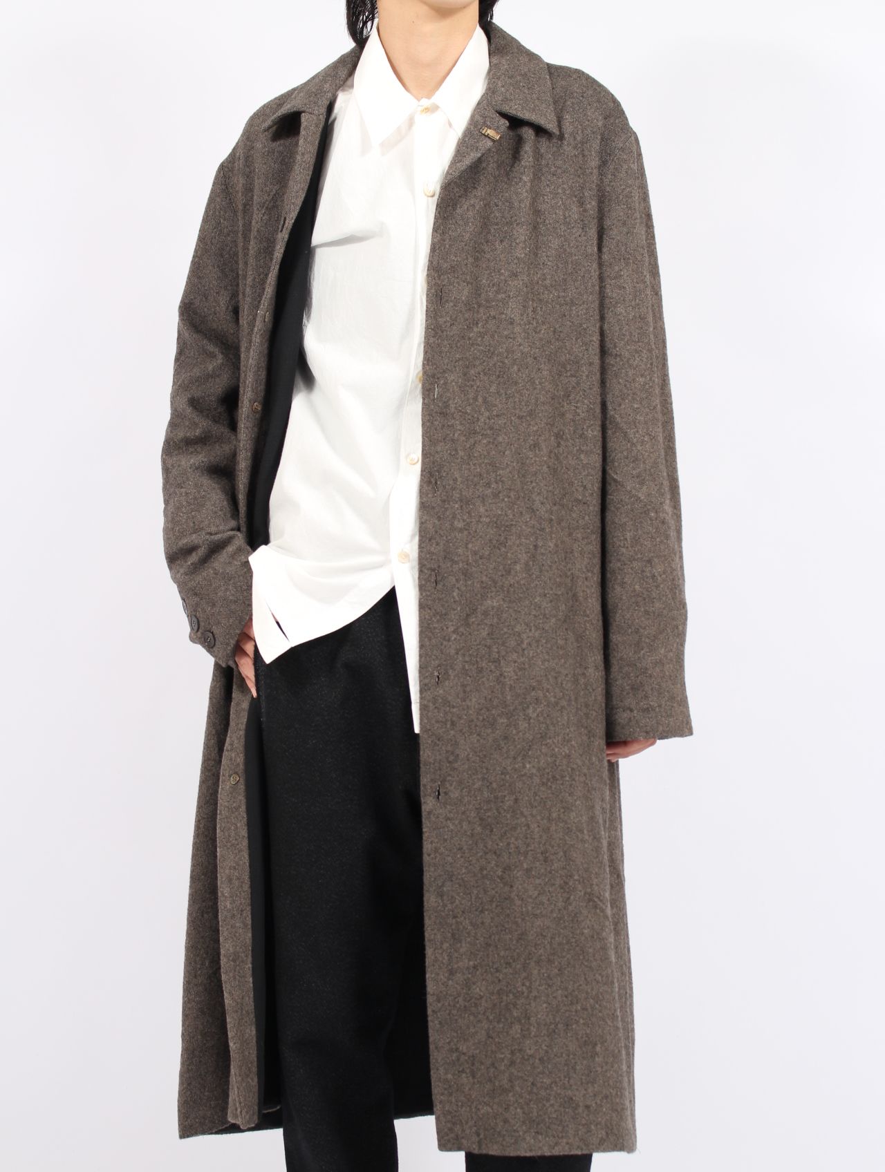 【25AW】ユニセックス ミッド フィット ダスト コート 925 シルバー フック クローザー / UNISEX MID FIT DUST COAT WITH 925 SILBER HOOK CLOSER / ブラウン