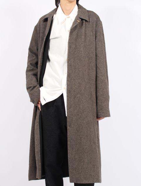 【25AW】ユニセックス ミッド フィット ダスト コート 925 シルバー フック クローザー / UNISEX MID FIT DUST COAT WITH 925 SILBER HOOK CLOSER / ブラウン
