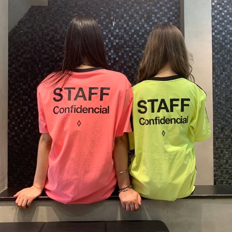 カップルにオススメ！【MARCELO BURLON】”STAFF LOGO TEE”