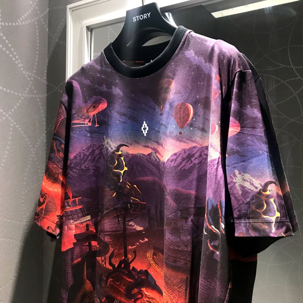 世界観を身に纏う【MARCELO BURLON】グラフィックカットソー