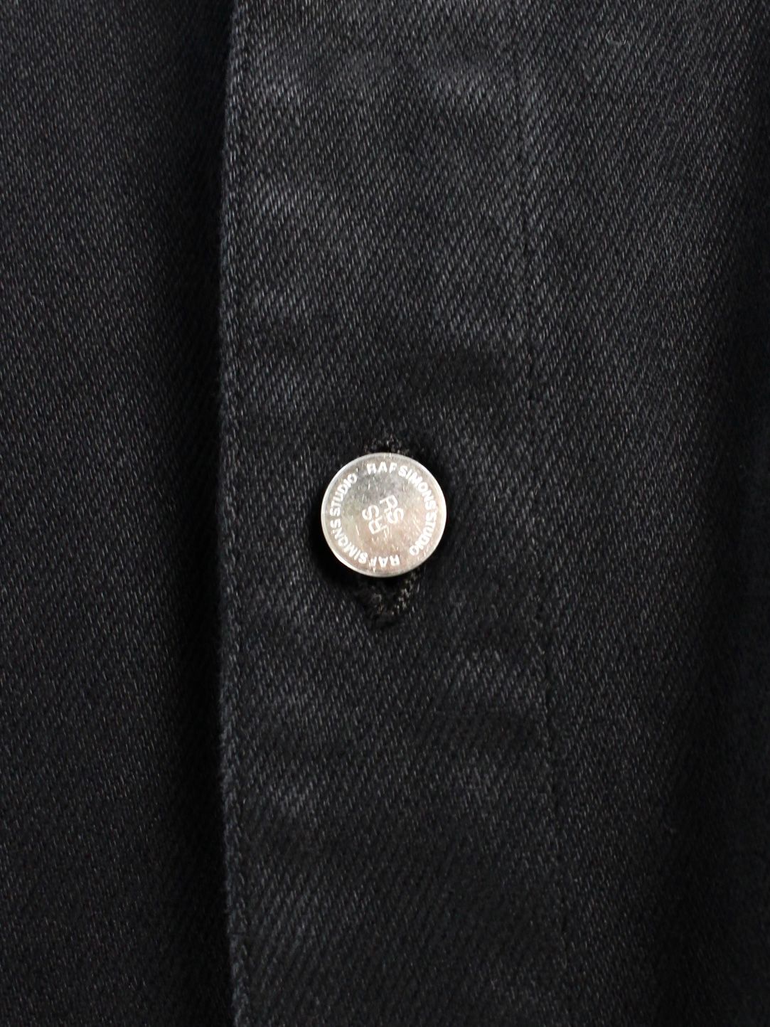 【22SS】ロゴパッチ レギュラーフィット デニムシャツ / Straight fit denim shirt with label on  sleeve / ブラック - XS - ブラック