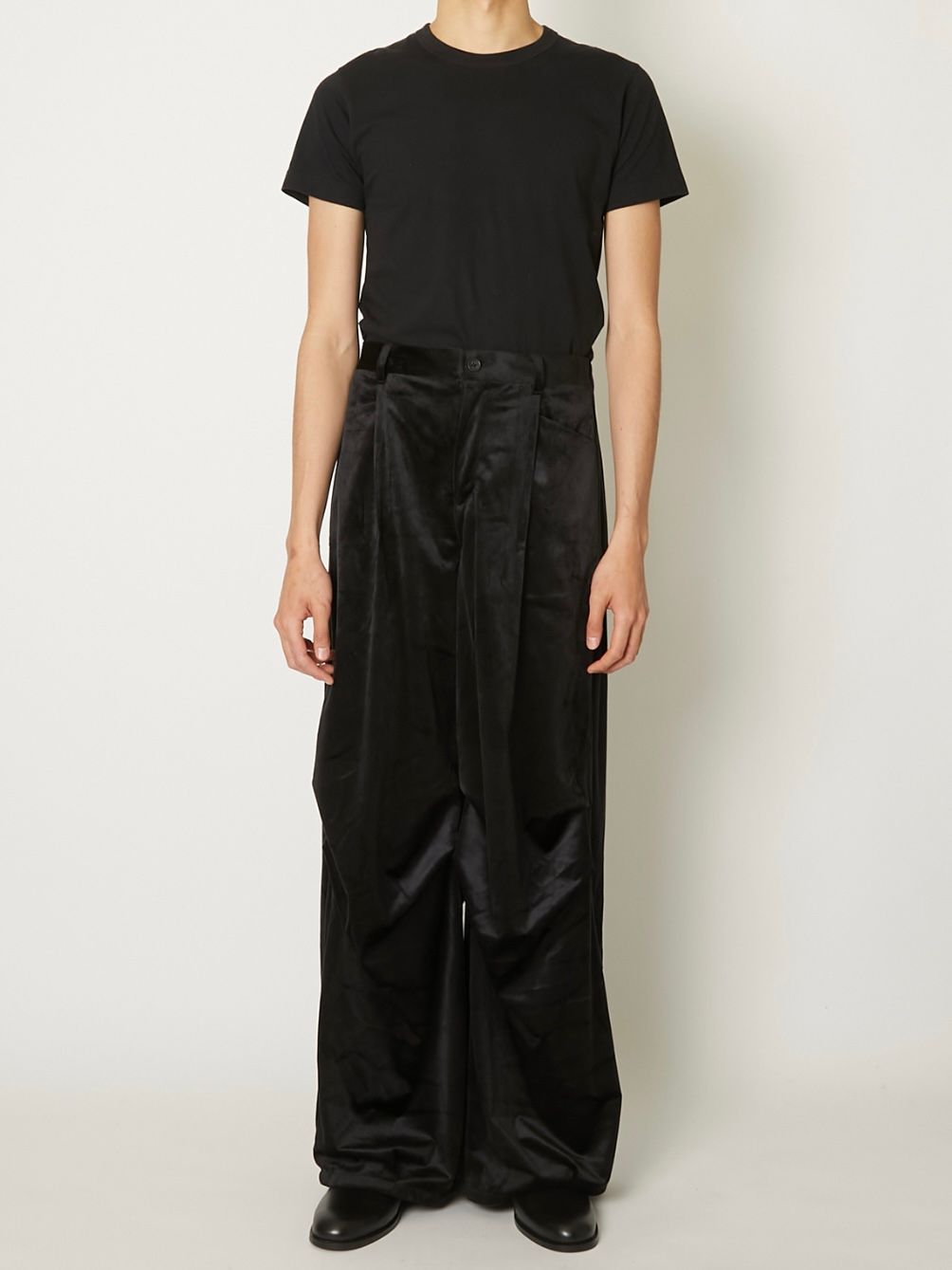 【26AW】ドレープド ヴェルベット タック パンツ / DRAPED VELVET TUCK PANTS / ブラック