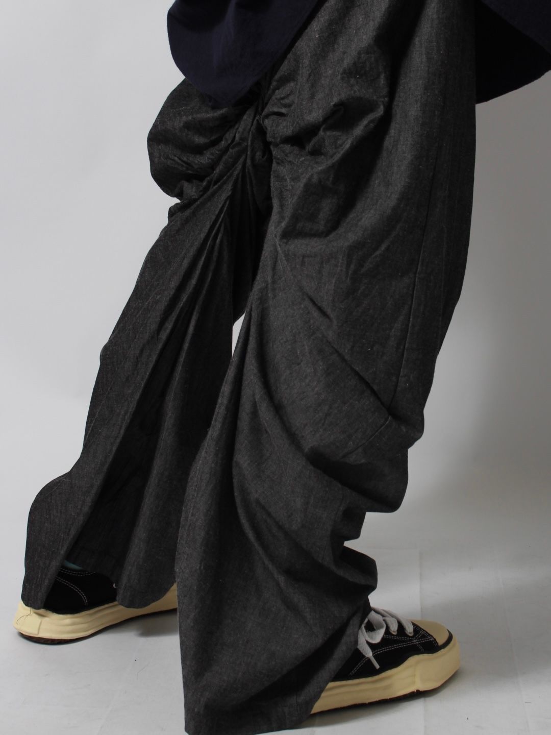 【25SS】ドレープド シャンブレー パンツ レッドレーベル / DRAPED CHAMBRAY PANTS / グレー