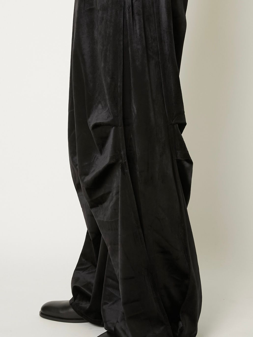 【26AW】ドレープド ヴェルベット タック パンツ / DRAPED VELVET TUCK PANTS / ブラック
