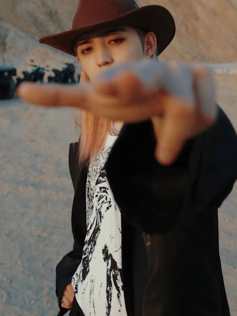 【SEVENTEEN エスクプスさん】 22SS RAF SIMONS T-Shirt着用
