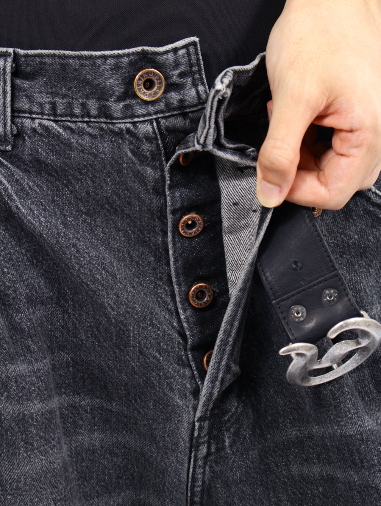 【25AW】"D" バックル スーパー ワイド デニム パンツ / "D" BUCKLE SUPER WIDE DENIM PANTS / ブラック