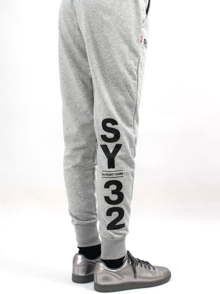 SY32 by SWEET YEARS - 【レギュラーライン】シールドロゴ スウェットパンツ / SHIELD LOGO SWEAT PANTS / グレー | STORY SY32 by SWEET YEARS - 【レギュラーライン】シールドロゴ スウェットパンツ / SHIELD LOGO SWEAT PANTS / グレー | STORY