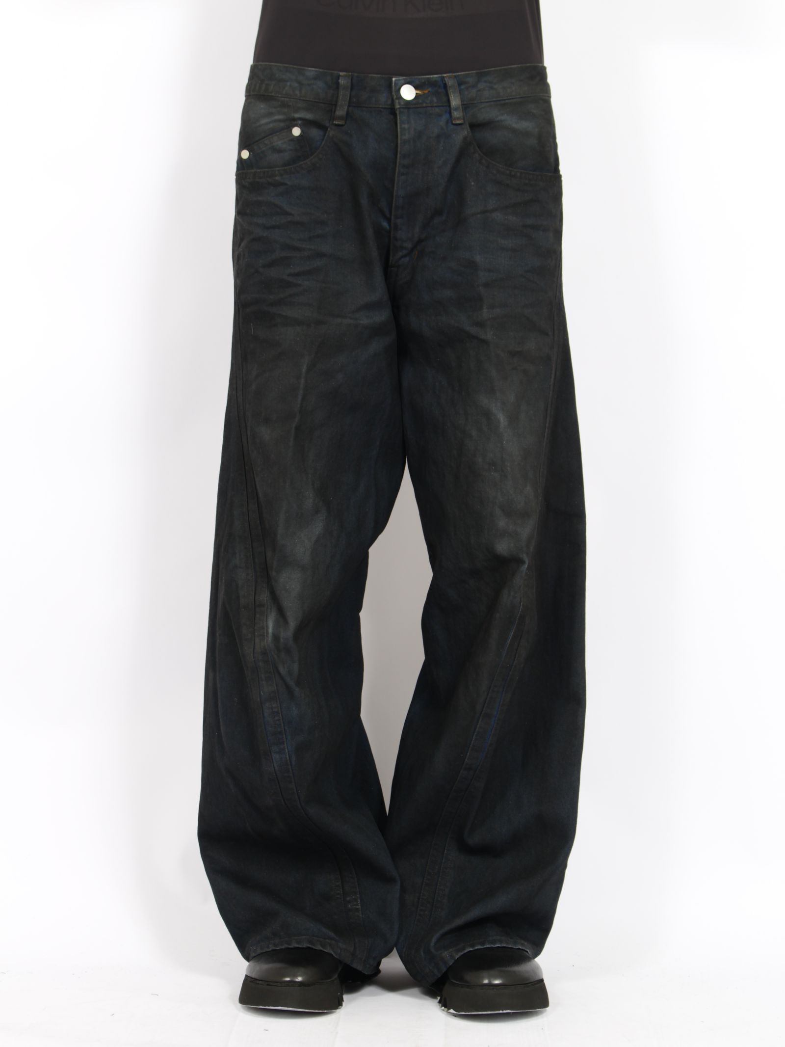 【26AW】3D ツイステッド ワイド レッグ ジーンズ デニム パンツ コーティング加工 / 3D TWISTED WIDE LEG JEANS / LUSTER COATED INDIGO(インディゴ)